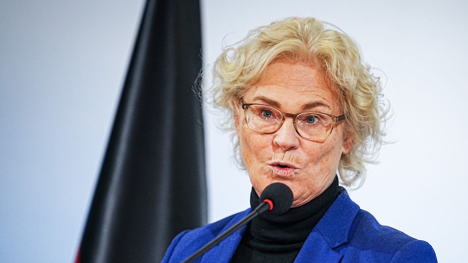 Lambrecht irritiert mit Neujahrsansprache vor ungewöhnlicher Kulisse